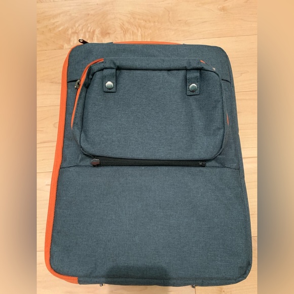 2 in 1 Waterproof Laptop Case with detachable pouch - Picture 3 of 7